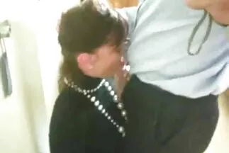 Xe limousine và hai cô gái trên một sex mát xa nhật tinh ranh.