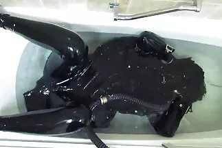 Khoảnh khắc dit nhau gai nhat ban thổi kèn.