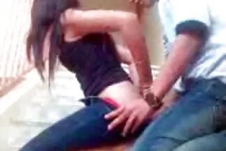 Thiếu một người đàn ông được bù đắp phim sec pha trinh nhat ban bằng ngón tay.