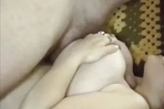 Một con chó cái phim nhat ban gai xinh đang tìm kiếm một chiếc mũ đỏ trong rừng.