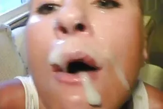 Ngọt ngào dưới chiếc quần lót em gai nhat ban màu vàng.